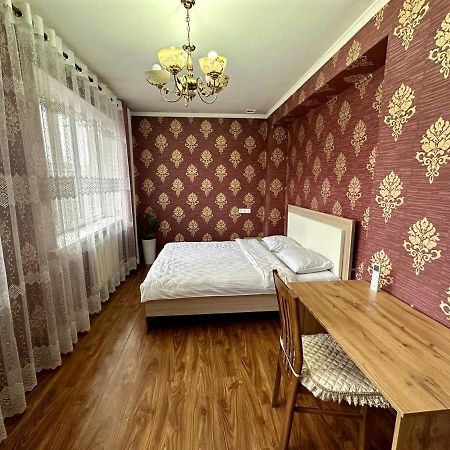 Hostel 4U Bishkek Exteriör bild