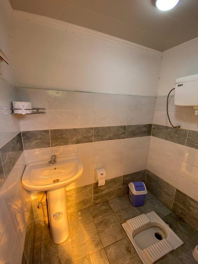 Hostel 4U Bishkek Exteriör bild