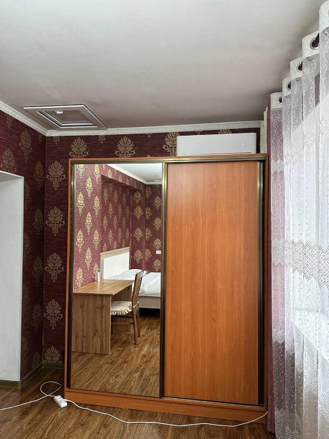Hostel 4U Bishkek Exteriör bild