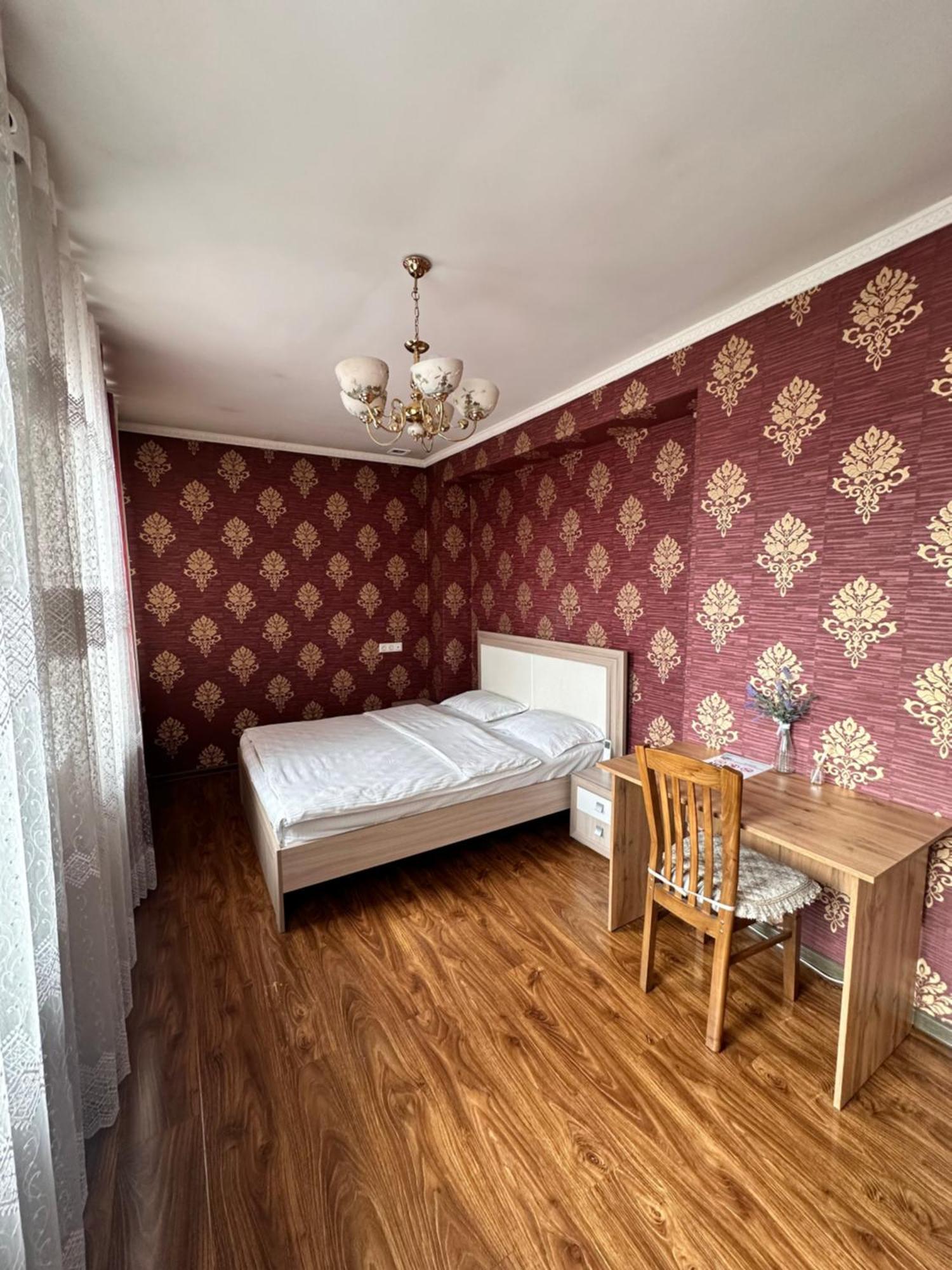 Hostel 4U Bishkek Exteriör bild