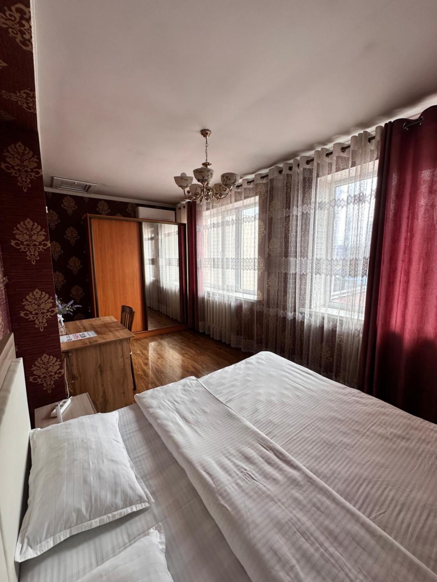 Hostel 4U Bishkek Exteriör bild