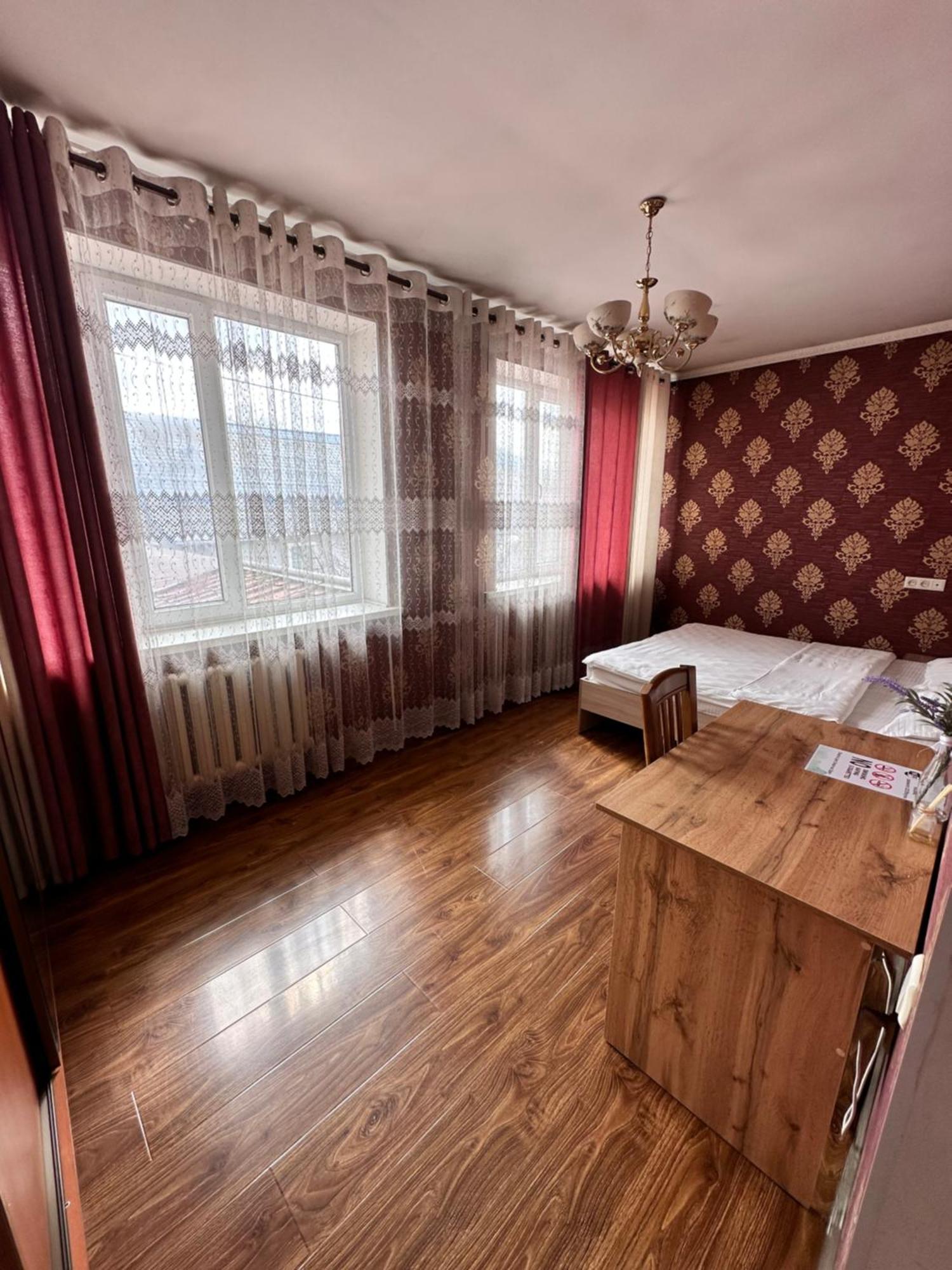 Hostel 4U Bishkek Exteriör bild
