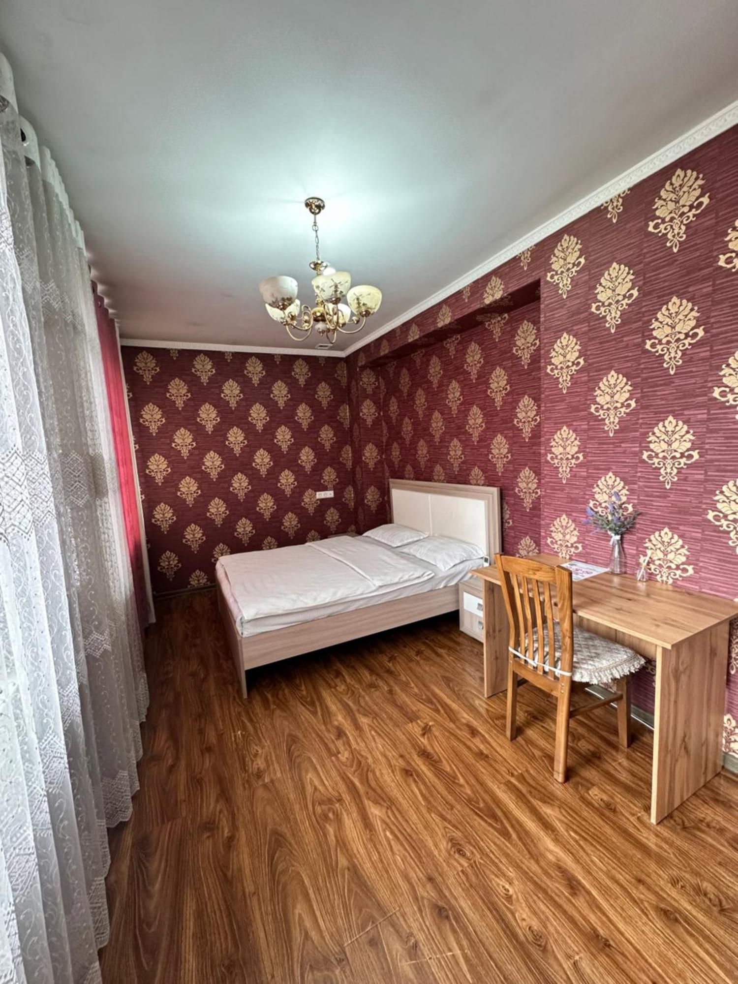Hostel 4U Bishkek Exteriör bild