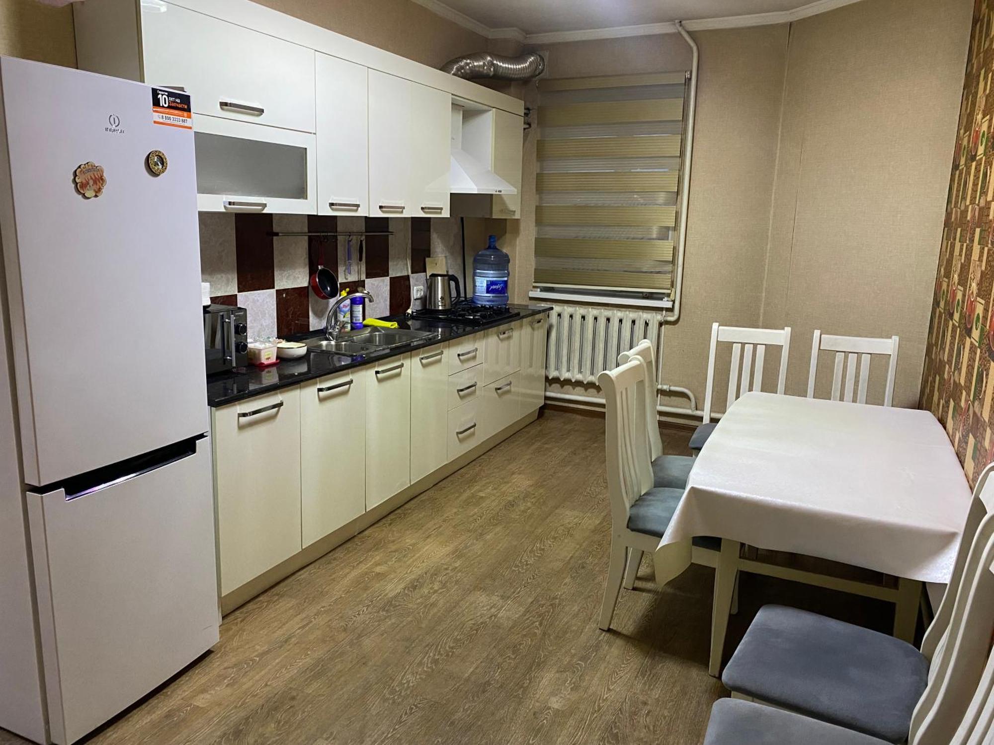 Hostel 4U Bishkek Exteriör bild