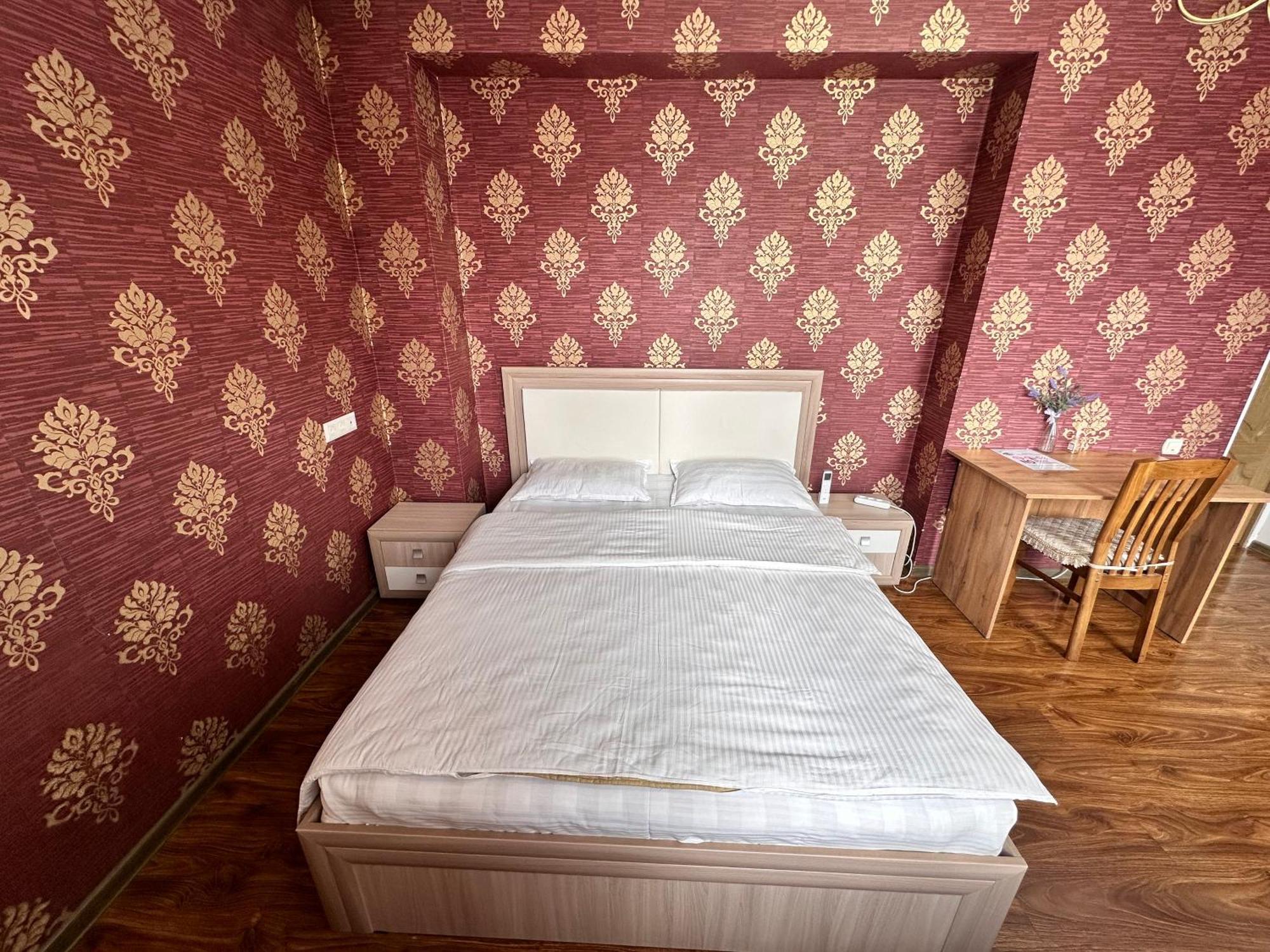 Hostel 4U Bishkek Exteriör bild